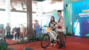 Bupati Rembang Abdul Hafidz saat menyerahkan hadiah sepeda kepada salah satu siswa SLB Lasem