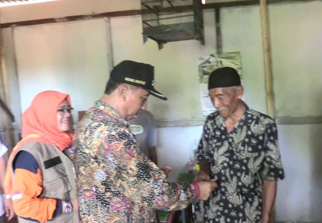 Bupati Rembang Abdul Hafidz saat berbagi rejeki kepada Suyatno dan yang lain