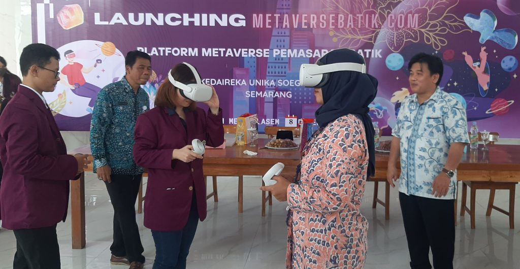 Saat pengrajin batik tulis lasem mencoba masuk ke metaverse dengan mengenakan kacamata virtual reality