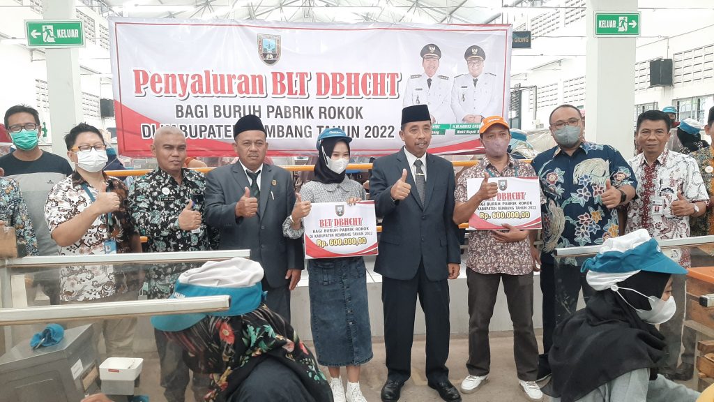 Foto bersama usai penyerahan BLT untuk buruh pabrik di gudang produksi PT.Djarum unit kerja SKT Rembang