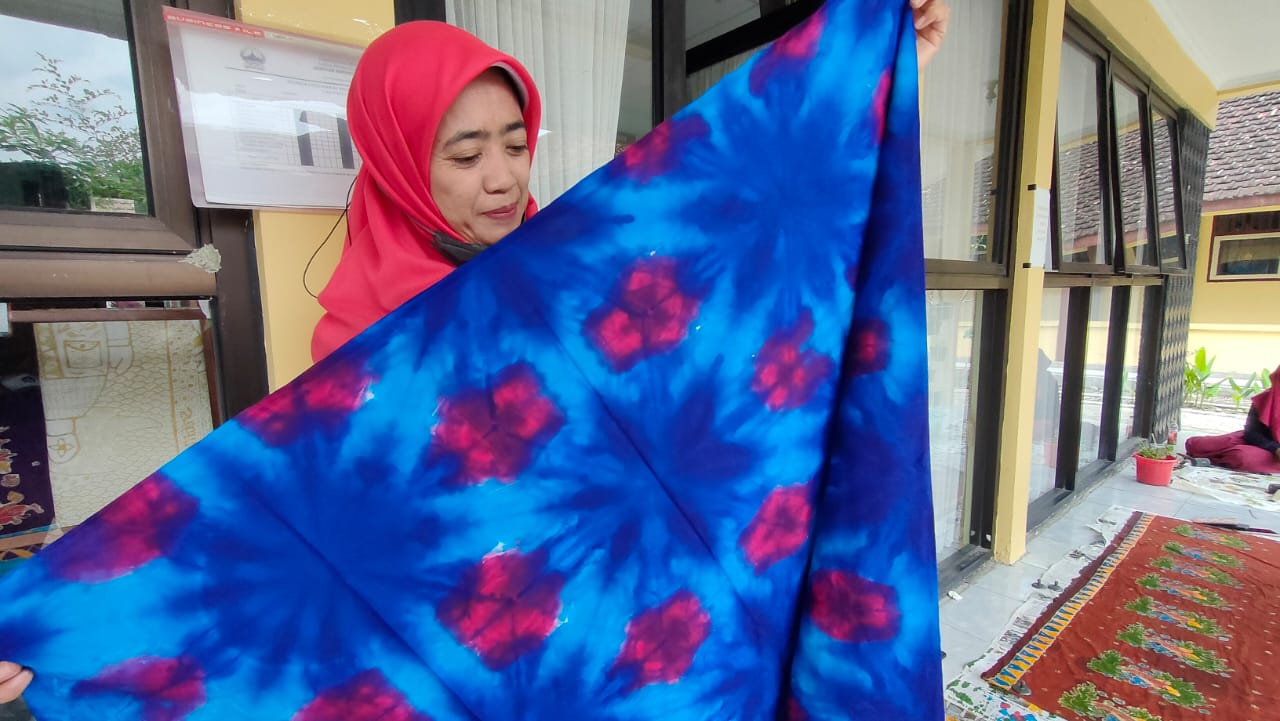 Kepala SMK N I Sedan, Susana Murwati menunjukkan batik hasil karya siswa