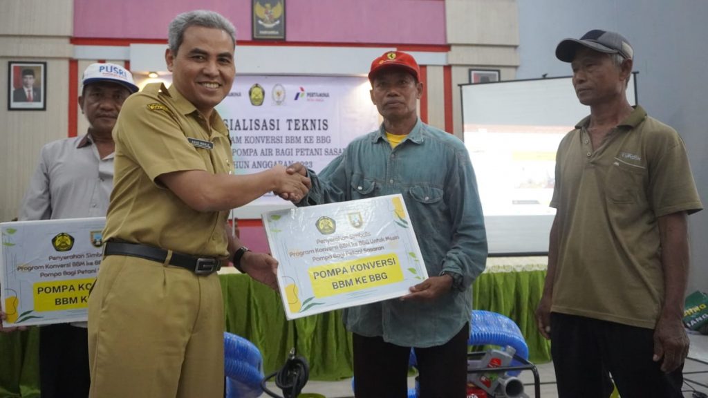 Kepala Dintanpan Rembang, Agus Iwan Haswanto saat menyerahkan bantuan pompa air berbahan bakar gas kepada petani secara simbolis