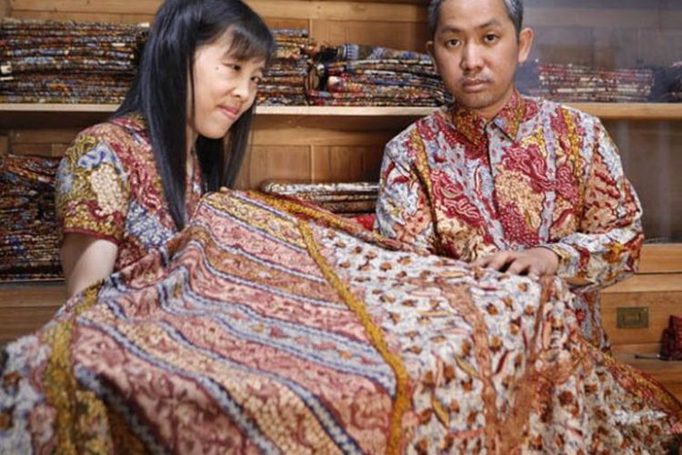 Henry Setiawan dan Renny saat memperlihatkan batik tulis Lasem karya Maranatha Ongs