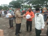 Bupati Bagikan Sembako dan Uang Kepada Ratusan Sopir Angkutan Umum, Tosa dan Tukang Becak