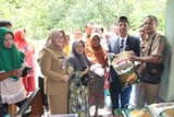 Bupati Tinjau Penyaluran BPNT di Tuyuhan, Ini Pesannya