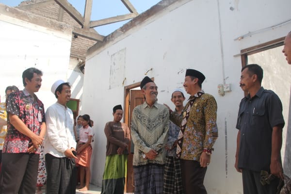 Bupati Temui KH.Abu Su'ud, Tokoh Masyarakat Yang Rumahnya Terbakar