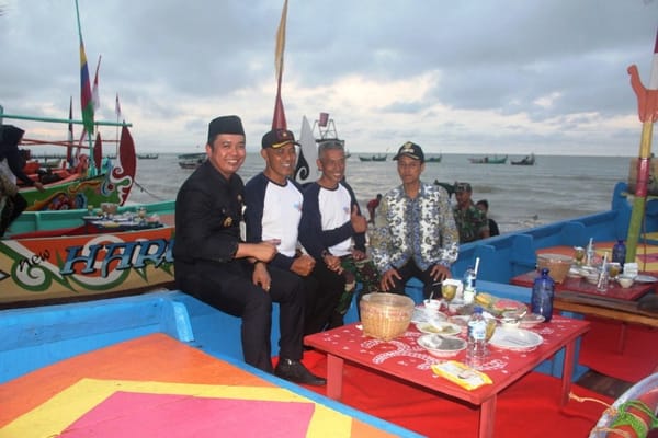 Wabup Bayu Nikmati Serunya Makan Di atas Perahu