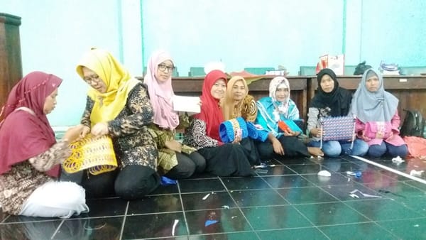 Pemkab Rembang Latih Puluhan Ibu-ibu Dilatih Mengolah Sampah Plastik