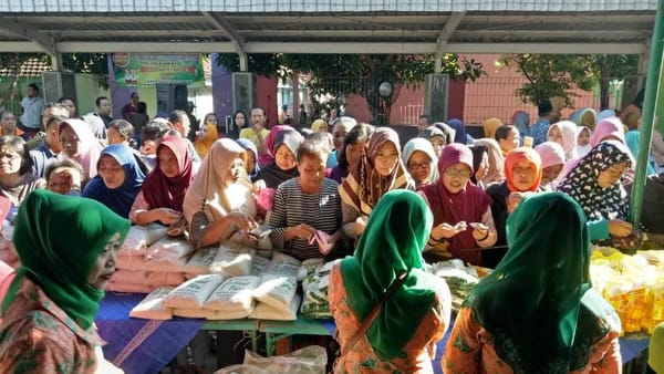Ribuan Warga Borong Sembako Murah