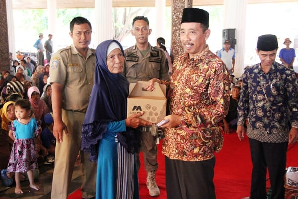 Bupati Hafidz Bagikan 1200 Bingkisan, Kali Tambah Warga Kurang Mampu