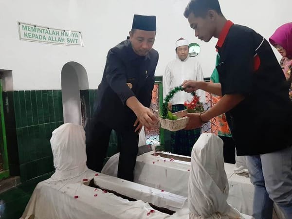 Ziarah Hari Jadi Rembang, Kemajuan Tak Hanya Karena Etos Kerja Semata