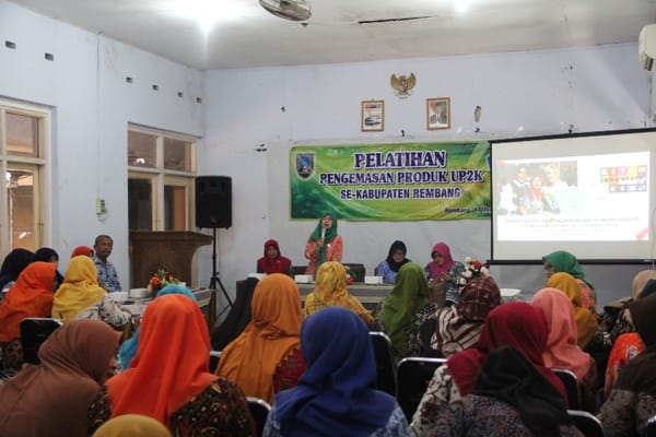Puluhan Ibu- ibu Dilatih Membuat Kemasan Produk Yang Menarik