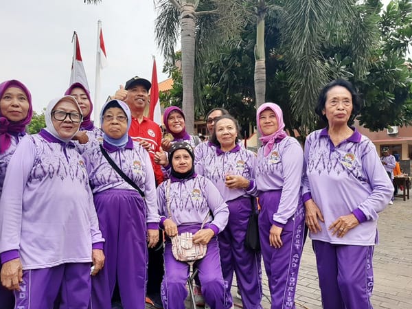 Usai Senam Bersama, Puluhan Lansia Ngantri Foto Bareng Bupati Hafidz