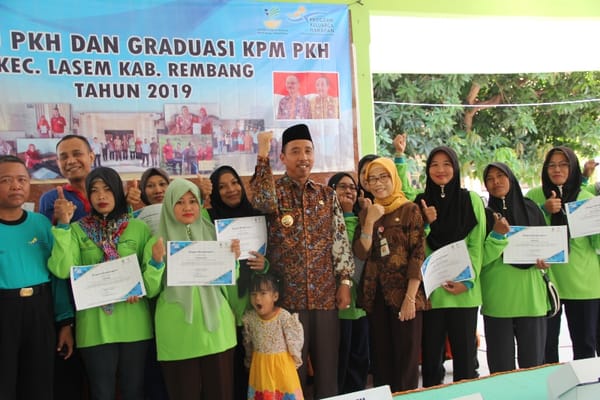 Bupati Kembali Mewisuda Ratusan Penerima PKH
