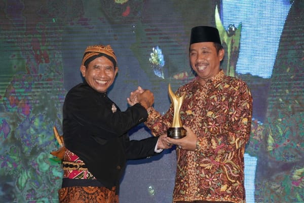 Radar Kudus Beri Penghargaan Bupati Rembang Atas Keberhasilan Menurunkan Angka Kemiskinan