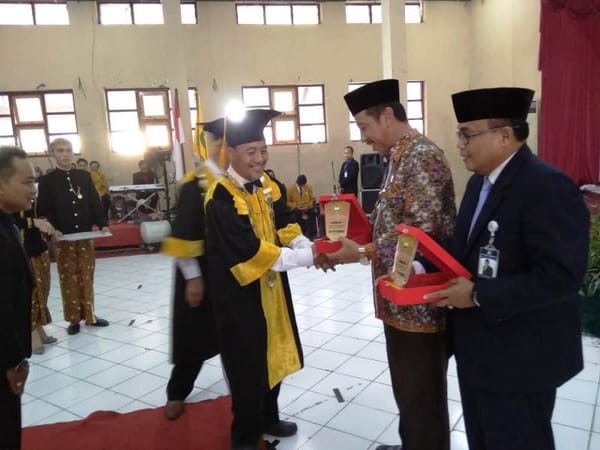 Bupati Tawari 8 Wisudawan Terbaik YPPI Mengabdi