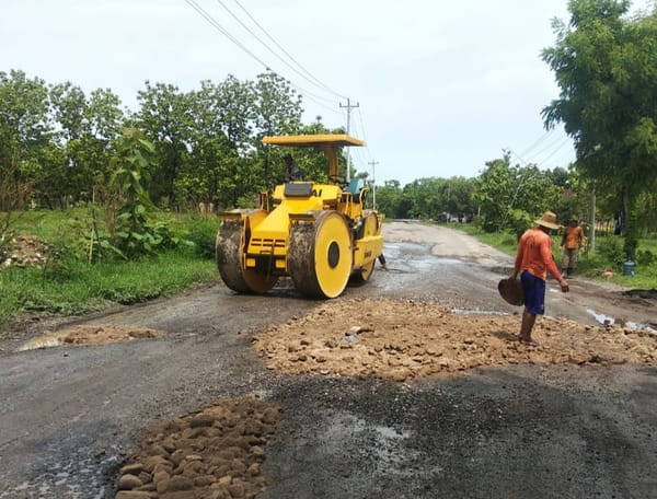 Pemkab Tambal Lubang Jalan Lingkar Tireman - Galonan Hari Ini