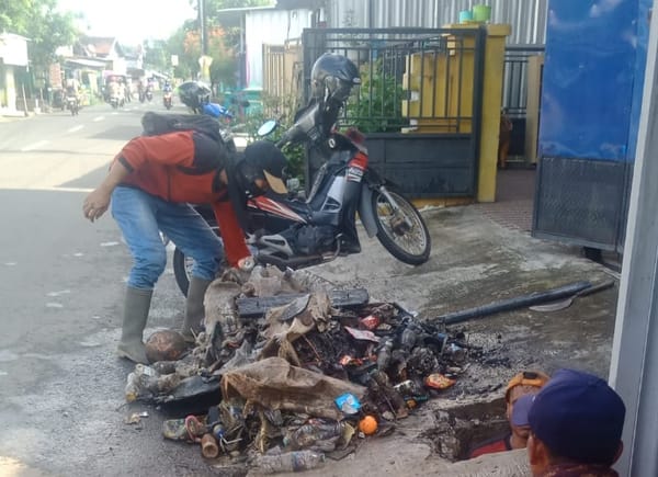 Tim DPU Taru Terjun ke Titik Genangan Air, Petugas Temukan Banyak Sampah Dalam Selokan