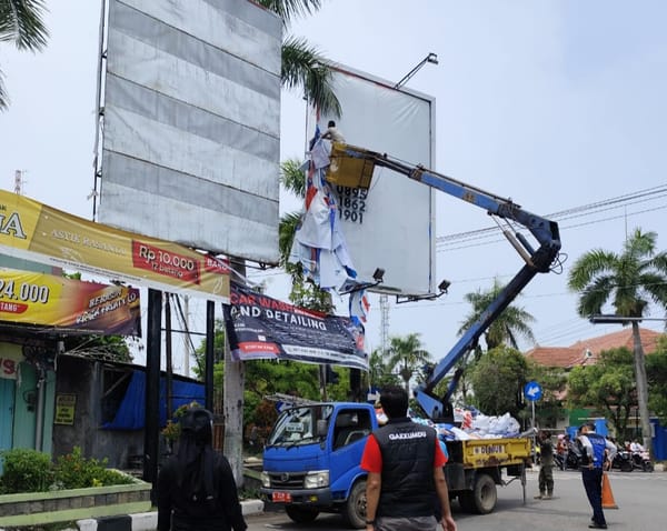 Dua Mobil Crane Dishub Dikerahkan untuk Penertiban APK di Rembang