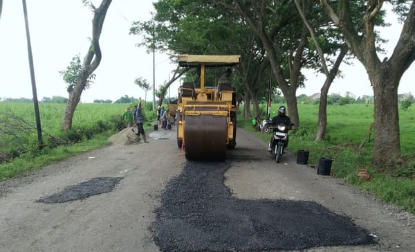 Pemkab Rembang Terjunkan Tim Tambal Lubang di Ruas Jalan Celangapan- Pamotan