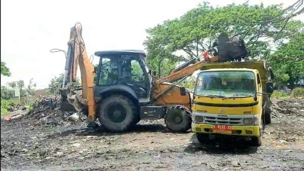 Sampah Menggunung di Pasar Kambing, DLH: “Bukan TPA, Hanya TPS!”