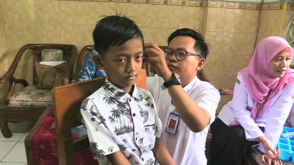Pemkab Rembang Salurkan Bantuan Alat Bantu Dengar untuk Delapan Penyandang Disabilitas