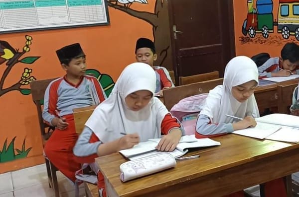 Dua Siswi MI An-Nashriyyah Lasem Raih Juara 1 dan 2 Olimpiade Orbit Ainun Habibie 2025