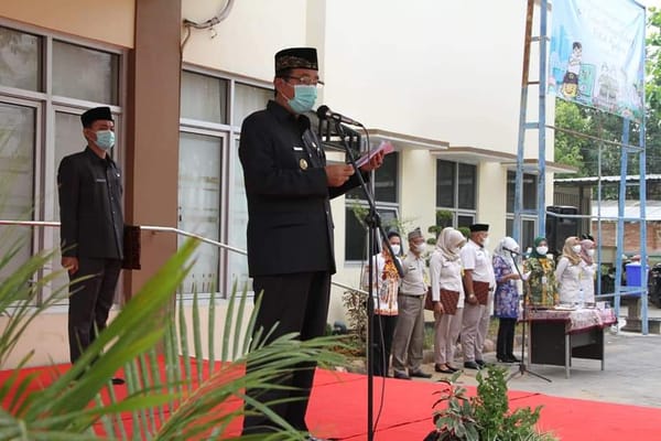 Hantaru, Bupati Hafidz Serahkan Penghargaan Untuk 9 Pegawai BPN