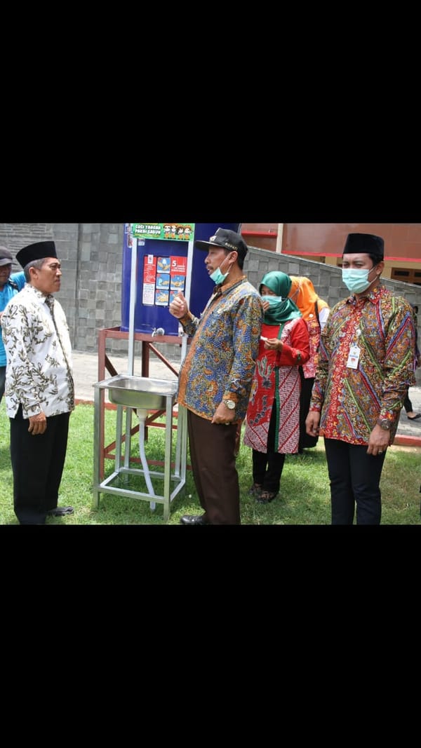 Upaya Perangi Covid-19, Pemkab Rembang Salurkan Puluhan Tempat Cuci Tangan Anti Bakteri