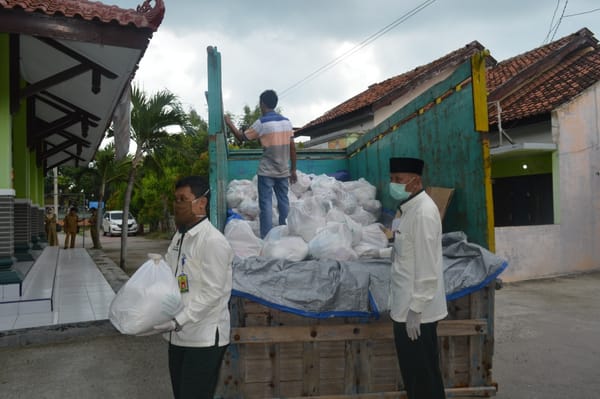 Pandemi Covid-19, BAZNas Bagikan Sembako ke Penerima Manfaat
