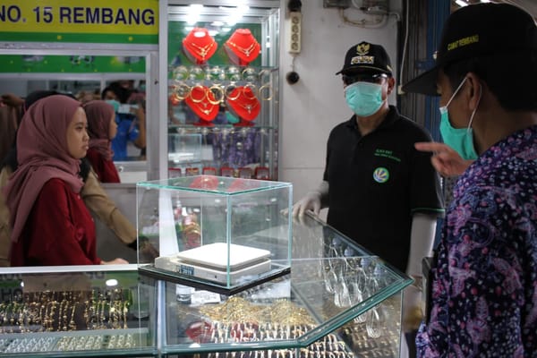 Gugus Tugas Covid 19 Rembang Bagikan Masker Serentak di Semua TPI