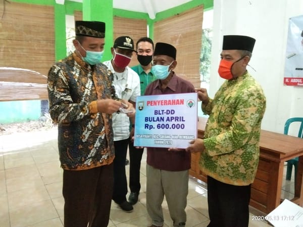 Perdana, Bupati Hafidz Serahkan Simbolis BLT Dana Desa