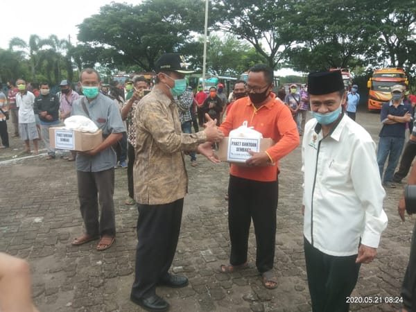 Bupati Bagikan Sembako dan Uang Kepada Ratusan Sopir Angkutan Umum, Tosa dan Tukang Becak