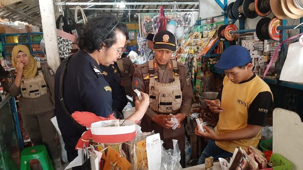 Minimalisir Kerugian Negara, Petugas Gabungan Razia Rokok Ilegal