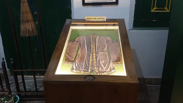 Melihat Kebaya Kerah V Peninggalan RA Kartini