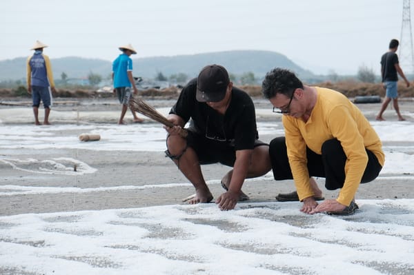 Bancaan Rupa, Seniman dan Petani Garam Melukis di atas Lahan Tambak