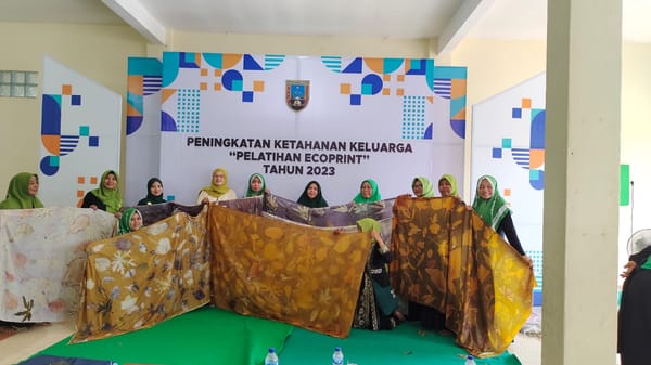 Puluhan Ibu Rumah Tangga Belajar Ecoprint