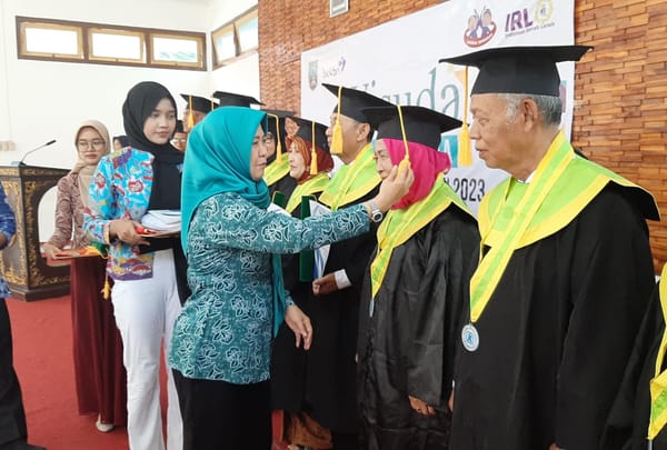 Lulus Sekolah Lansia, Puluhan Kakek Nenek di Rembang Diwisuda