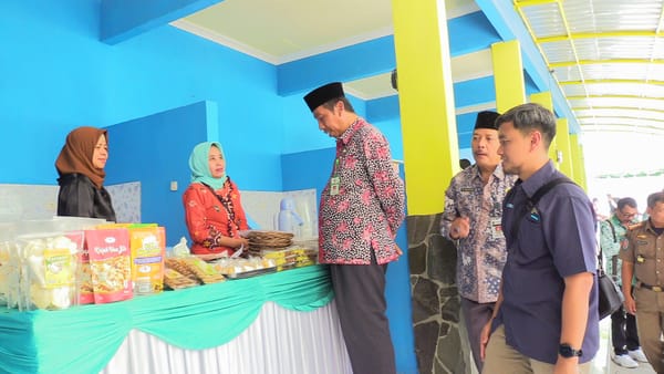 Bupati Hafidz Resmikan Sentra Kuliner Teras PLN