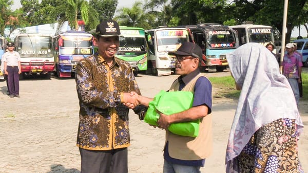 Jelang Idul Fitri, Bupati Hafidz Bagikan Bingkisan ke Ratusan Sopir Angkutan Umum
