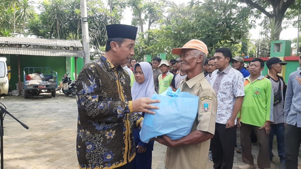 Bupati Hafidz Apresiasi Kerja Keras Petugas Kebersihan, Berikan Bingkisan Hingga Perjuangkan Jadi PPPK