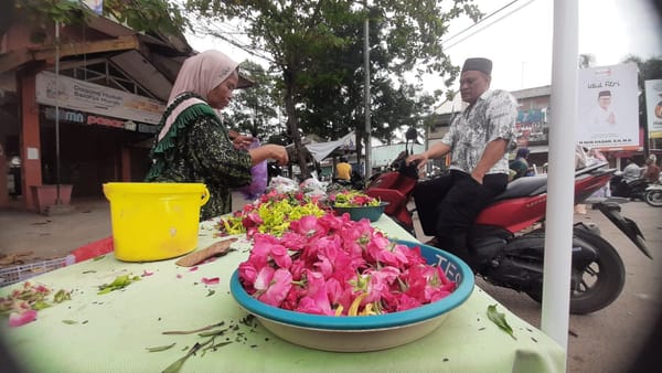 Momen Lebaran , Berkah Bagi Perempuan Penjual Bunga Tabur Asal Kajar
