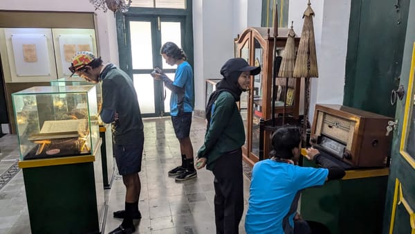 Empat Pegiat Literasi Bandung Bersepeda dari Jakarta Kunjungi Museum RA. Kartini