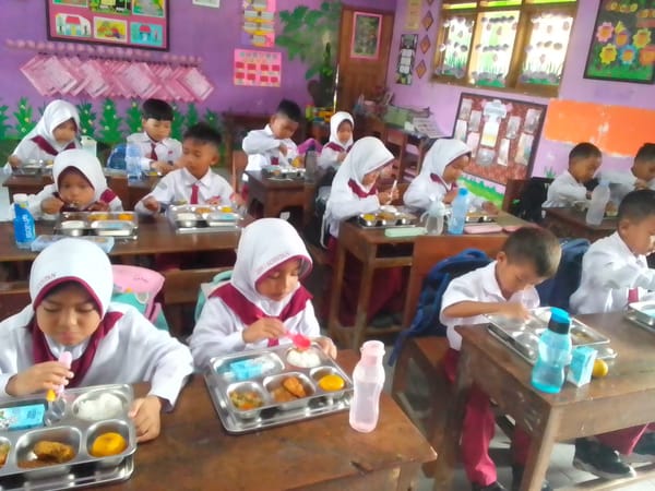 Program Makan Bergizi Gratis Dilaunching di Rembang, Sasar 2.382 Siswa