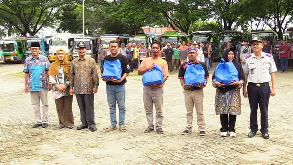 Jelang Idulfitri, Bupati Harno Bagikan Bingkisan kepada 175 Pengemudi Angkutan Umum