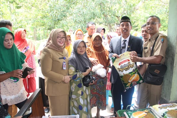 Bupati Tinjau Penyaluran BPNT di Tuyuhan, Ini Pesannya