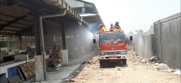 Pemkab Rembang Kerahkan Mobil Damkar Semprot Disinfektan Lawan Corona