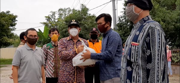 Bupati Bagikan Sembako pada Buruh Terdampak Covid-19