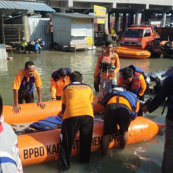 Bantu Penanganan Banjir Kudus- Demak, Rembang Kirim Personel dan Kapal Karet
