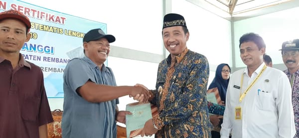 Serahkan Ribuan Sertifikat PTSL, Ini Pesan Bupati Kepada Masyarakat
